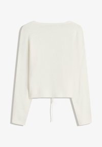 Fehér rövidített pulóver hosszú ujjakkal, puha kötött anyagból. Alsó szegélyén húzózsinór, széles kerek nyakkivágással.