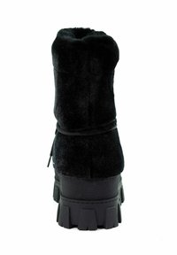 Czarne botki za kostkę wykonane z miękkiego zamszu. Posiadają okrągły nos, masywną teksturowaną podeszwę oraz związany akcent wokół kostki.