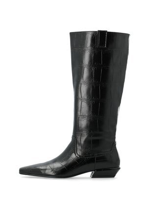 Botte haute en cuir noir avec texture crocodile, bout pointu et petit talon incliné, montrée de profil sur fond blanc.