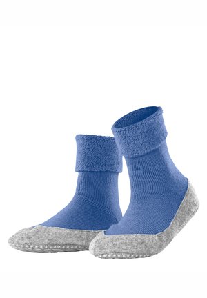 Blauwe fleecesokken met opgevouwen boorden en grijze antislipzolen, weergegeven tegen een witte achtergrond.