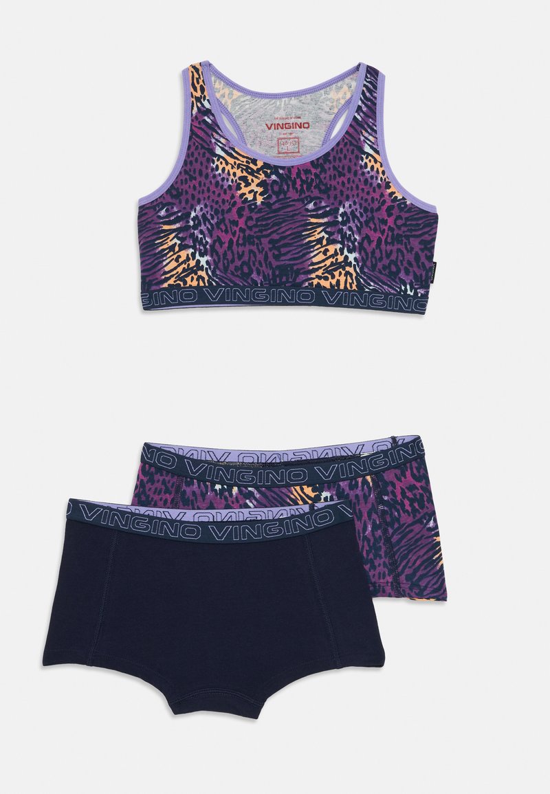 Fialový športový podprsenka s potlačou zvierat a zodpovedajúcimi boxer šortkami a jednofarebnými námořníckymi boxer briefmi, všetky s pásmi s logom Vingino.