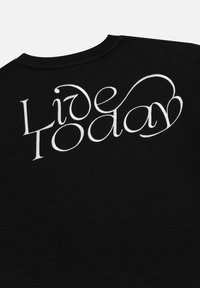 Zwarte sweatshirt met witte cursieve tekst "Live Today." De stof heeft een gladde textuur en een ronde halslijn.