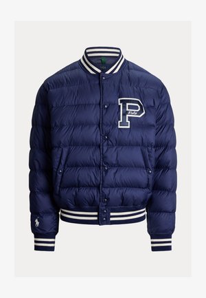 Cazadora bomber acolchada azul marino con cuello, puños y bajo de canalé a rayas, botones a presión, bolsillos delanteros y un gran logo "P" en el pecho.