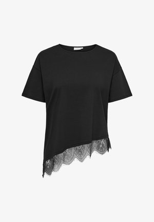 Czarny t-shirt z krótkim rękawem i okrągłym dekoltem oraz asymetrycznym dołem ozdobionym czarną koronką w kwiatowy wzór na dolnej krawędzi.