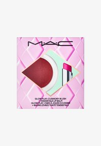MAC Glow Play Cushion Blush en TenderTalk Lip Balm in een roze geometrische doos; bevat een ronde rode blushcompact en een roze lippenbalsem tube.