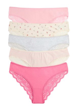 Pięć damskich majtek hipsterskich w jednolitym różowym kolorze, z nadrukiem kwiatowym, jasnoszarych, w cienkie paski oraz z różową koronkową lamówką, ułożonych pionowo na stosie.