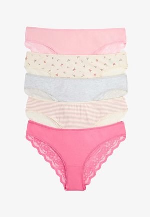 Cinque mutandine hipster da donna in tinta unita rosa, stampa floreale, grigio chiaro, sottili righe e con bordo in pizzo rosa impilate verticalmente.