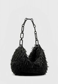 Melna rokas soma ar fakturētu dizainu un pušķu detaļām, melna ķēdes siksna. Mīksts materiāls ar noapaļotu formu.