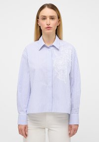 Gestreepte blauw-witte shirt met een op maat gemaakte kraag, lange mouwen en een wit bloemenpatroon aan de linkerkant. Van een katoenmix.