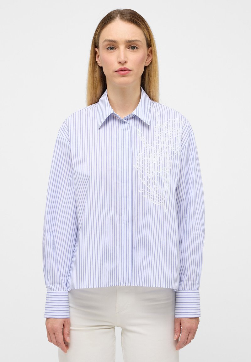Gestreepte blauw-witte shirt met een op maat gemaakte kraag, lange mouwen en een wit bloemenpatroon aan de linkerkant. Van een katoenmix.