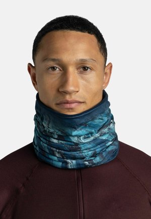 Gaiter de cuello multicolor fabricado con una tela suave y elástica. Presenta patrones azules y oscuros con un borde negro. Logo visible en el lateral.