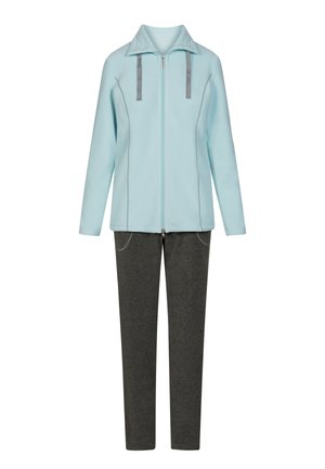 Lichtblauwe jas met ritssluiting, grijze accenten en grijze broek. De jas heeft een hoge kraag en twee voorzakken. De broek heeft zijzakken.