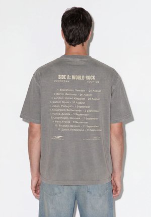 Balmohk, Print Crew Neck - T-shirts print - charcoal art