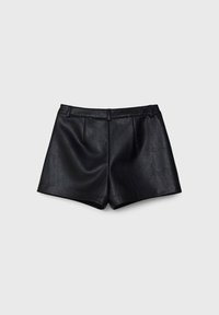 Zwarte neplederen shorts met een gladde textuur, een op maat gemaakt ontwerp, zijzakken en een aansluitende tailleband met subtiele plooien.