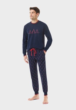 Conjunto de pijama azul marino con parte superior de manga larga, adornada con bordado de árbol rojo y detalles rojos, combinado con pantalones a juego con estampado.