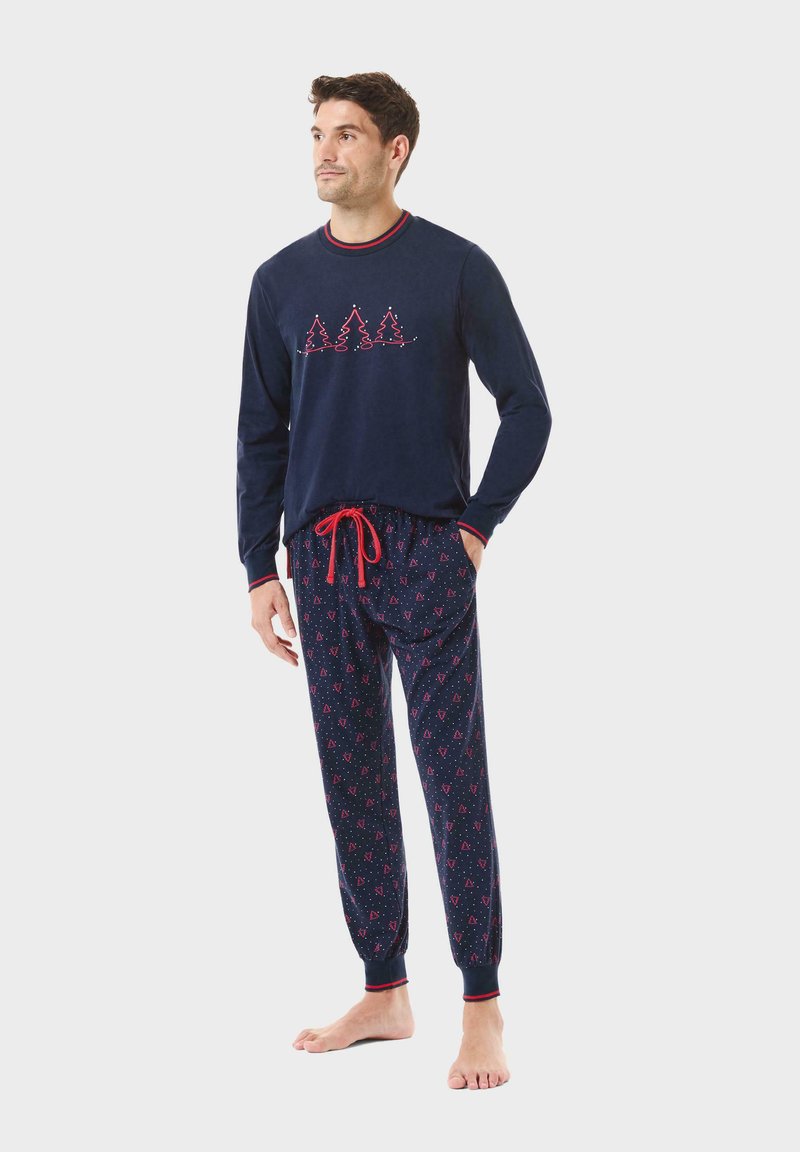 Conjunto de pijama azul marino con parte superior de manga larga, adornada con bordado de árbol rojo y detalles rojos, combinado con pantalones a juego con estampado.