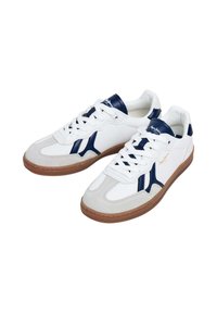 Λευκά αθλητικά παπούτσια με ναυτικό μπλε λεπτομέρειες, κατασκευασμένα από σουέντ και δέρμα, με στρογγυλή μύτη, επίπεδη ελαστική σόλα και δέσιμο με κορδόνια. Διαθέτουν λογότυπο στη γλώσσα.