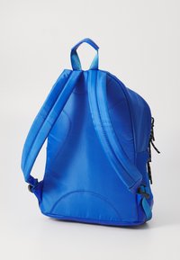 Sac à dos bleu avec un extérieur texturé, des bretelles rembourrées et une poignée sur le dessus. Comprend des poches latérales et des tirettes de fermeture à glissière noires contrastantes.