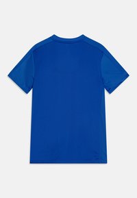 Blå kortärmad t-shirt i lätt och ventilerande tyg. Har en rund halsringning och en slät yta utan synliga mönster eller detaljer.