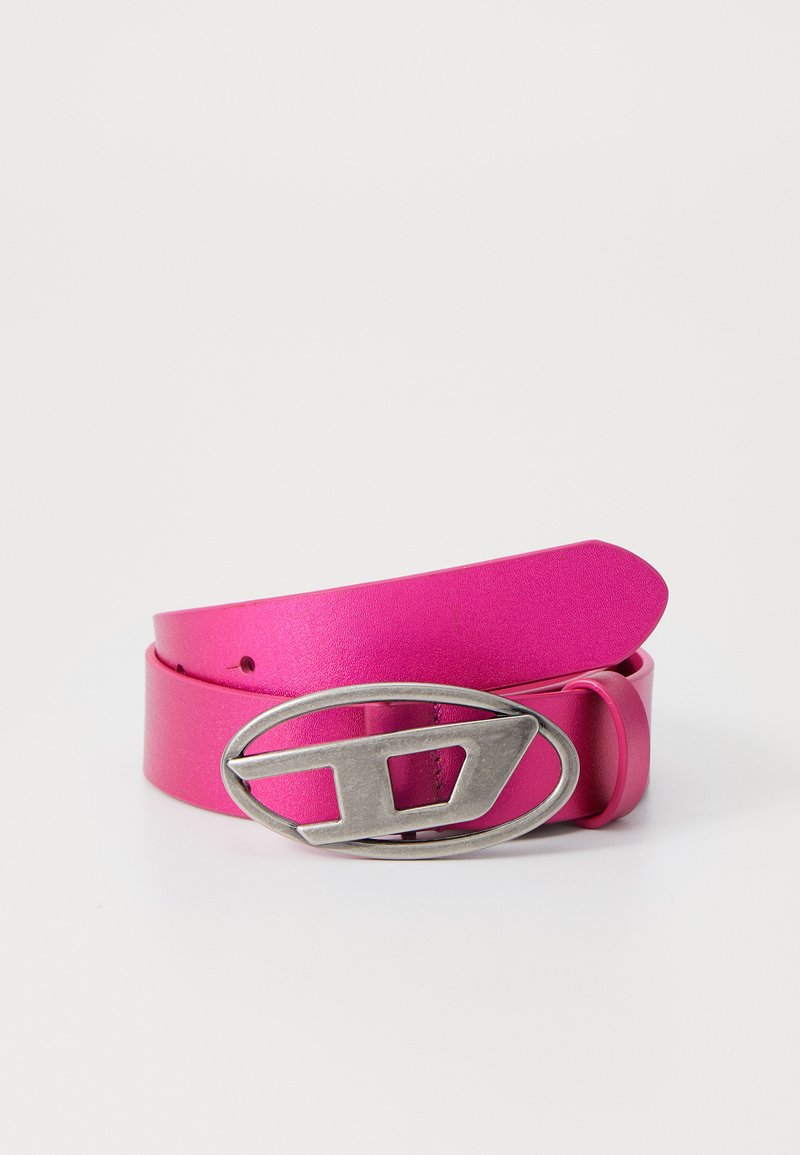 Ροζ δερμάτινη ζώνη με γυαλιστερή επιφάνεια, διαθέτει ασημένια οβάλ αγκράφα με γεωμετρικό σχέδιο. ρυθμιζόμενο μήκος με πολλές τρύπες.