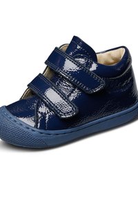 Zapato para niño pequeño de un brillante color azul marino, con dos correas de Velcro, punta de goma texturizada y forro interior acolchado en color beige.