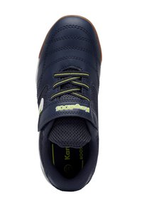 Marineblauer Sportschuh mit Lederobermaterial, Mesh-Einsätzen, grünen Akzenten und einem Klettverschluss über den Schnürsenkeln. Gummisohle mit strukturiertem Design.