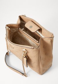 Borsa a tracolla in tessuto beige con hardware dorato. Presenta due scomparti con zip, chiusura magnetica e tracolla rimovibile con catena. L'interno è foderato.