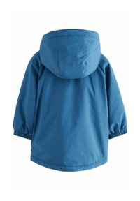 Waterdichte blauwe jas met een capuchon, elastische manchetten en een losse pasvorm. Glad stof met een matte afwerking, geen zichtbare hardware of patronen.