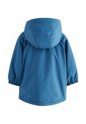 Vodoodolná modrá bunda s kapucňou, elastickými manžetami a voľným strihom. Hladká látka s matným povrchom, bez viditeľných kovových prvkov alebo vzorov.