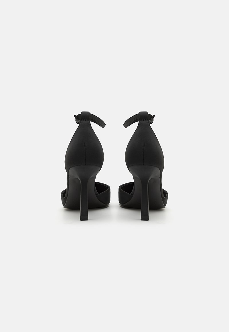 Schwarze High Heels aus glattem Stoff, mit spitzem Zeh, Knöchelriemen und schmalem Stiletto-Absatz.