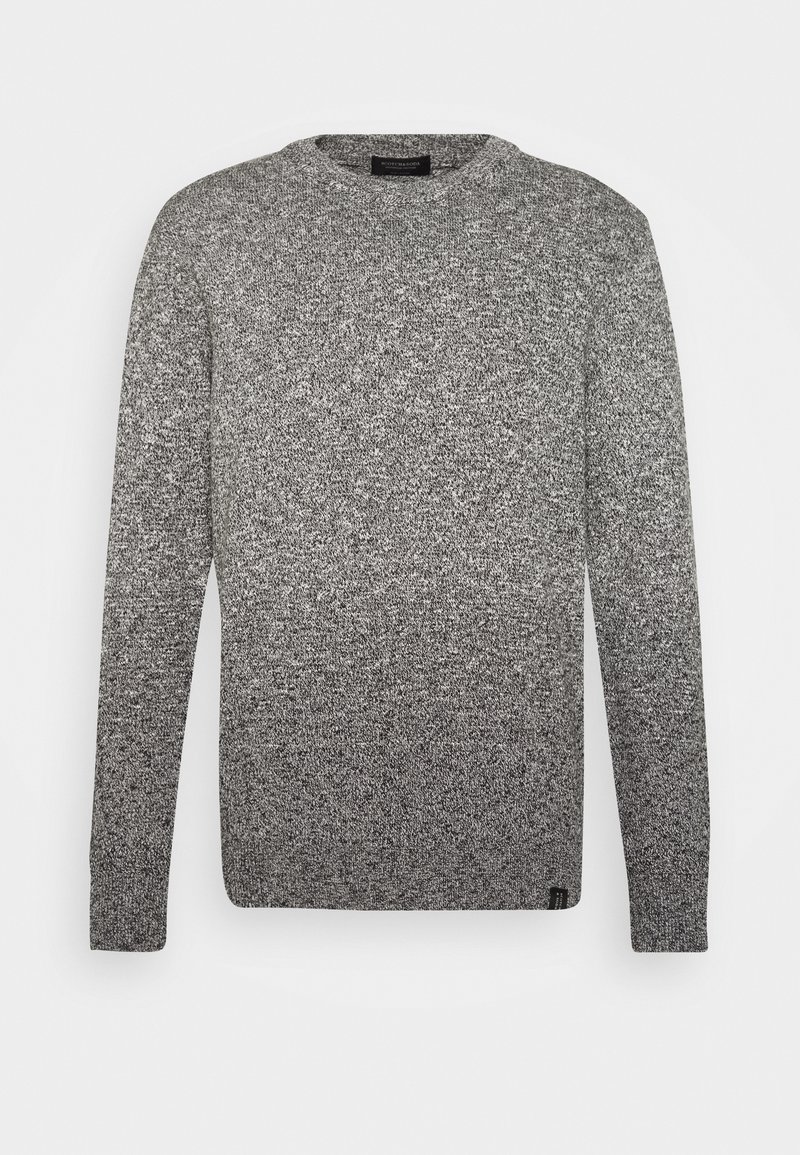 Pull en maille chinée gris et noir à manches longues et col rond, avec une petite étiquette noire près de l'ourlet sur fond blanc.