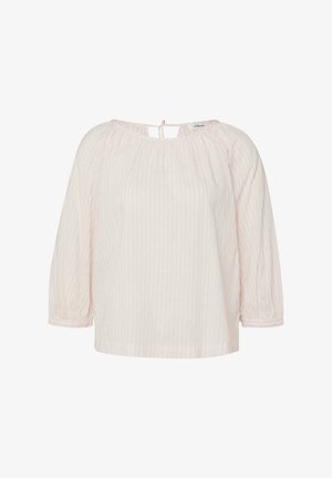 Lichtroze blouse met lange mouwen, subtiele verticale strepen, een geplooide halslijn en een kleine striksluiting aan de achterkant.