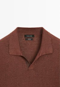 Chemise en lin tricoté marron avec col retourné et ouverture en V, étiquetée Massimo Dutti, fabriquée en Chine.