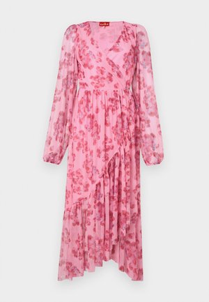 Roza cvetna obleka z dolgimi rokavi, ovijajočega dizajna, z nabranim krilom, narejena iz prozorne tkanine z razpršenimi rdečimi in modrimi cvetnimi vzorci.