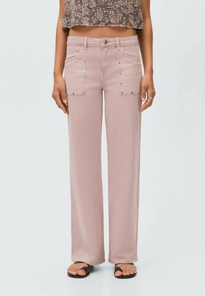 Jeans de pernera ancha, de un suave color rosa claro, con dos bolsillos delanteros, herrajes decorativos plateados y una textura de tela lisa y suave.