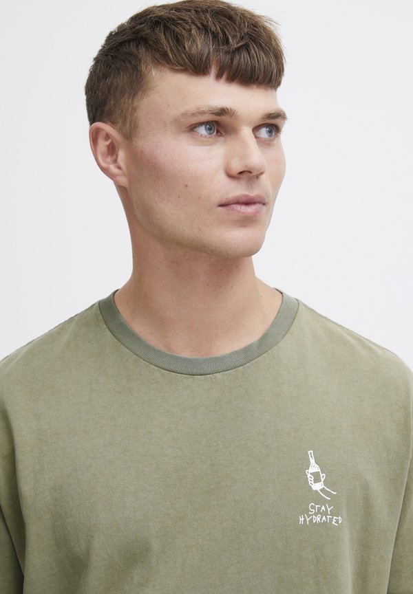 SDISMAIL - Print T-shirt - vetiver3