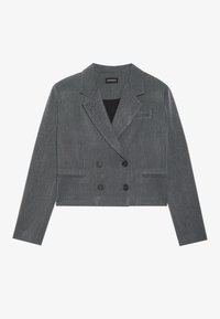 Grå cropped blazer med dobbeltradet design, som har to sorte knapper, slagkraver og et subtilt struktureret mønster.
