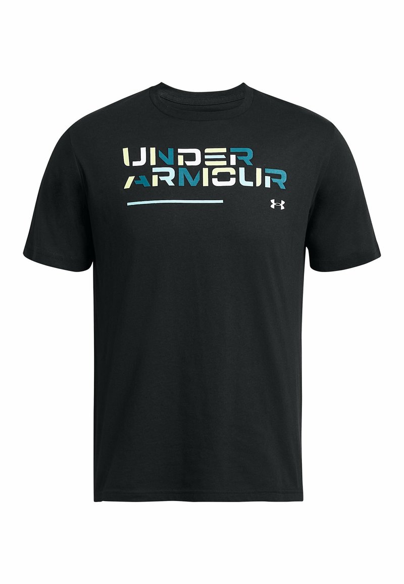 Černé bavlněné tričko s logem "Under Armour" v vícebarevných blokových písmenech a s horizontální modrou čarou pod textem.