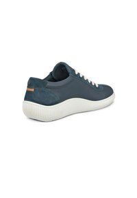 Sneaker met een donkerblauwe, gemeleerde leren bovenkant, grijze suède accenten, witte veters en een witte ribbelzool. Beschikt over een klein bruin label op de hiel.