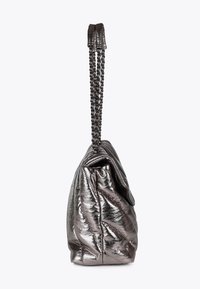 Kovově stříbrná kabelka s prošívanou texturou, s pleteným řetízkem. Design je jemný a zaoblený, vhodný na různé příležitosti.