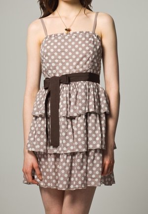 Vestido marrón con lunares, con un diseño de volantes en capas, tirantes de espagueti ajustables y un cinturón marrón contrastante en la cintura.