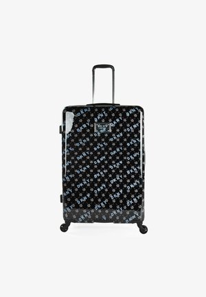 Maleta negra con un acabado brillante, que presenta un patrón de logotipos de DKNY en azul, con asa retráctil y ruedas multidireccionales para mayor movilidad.