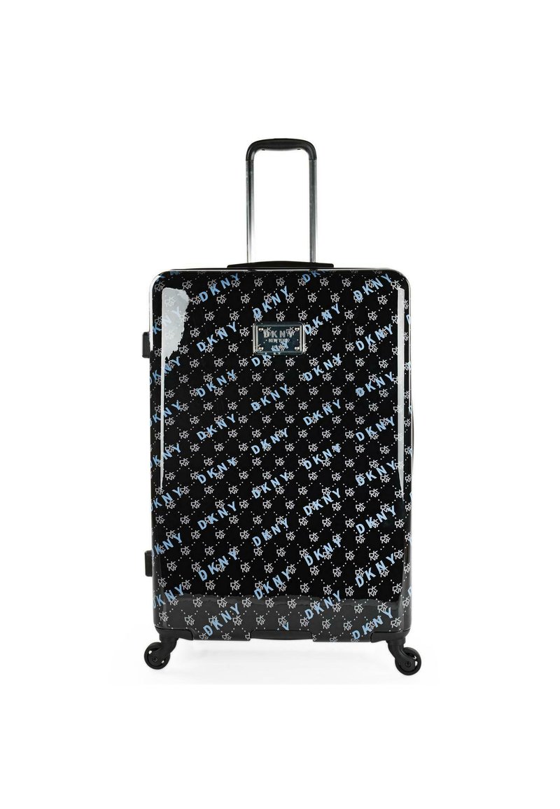 Maleta negra con un acabado brillante, que presenta un patrón de logotipos de DKNY en azul, con asa retráctil y ruedas multidireccionales para mayor movilidad.