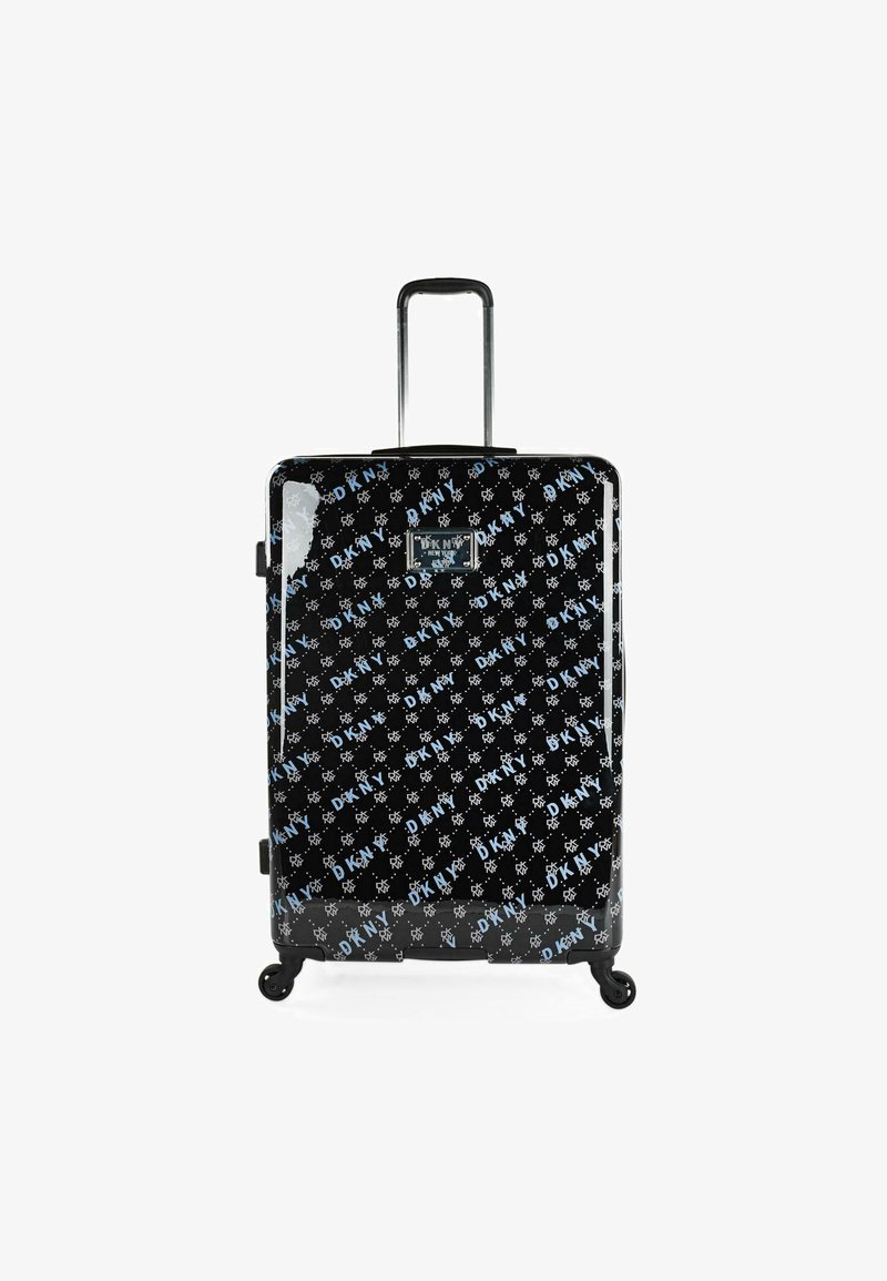 Maleta negra con un acabado brillante, que presenta un patrón de logotipos de DKNY en azul, con asa retráctil y ruedas multidireccionales para mayor movilidad.