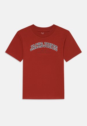 Sarkana īsām piedurknēm T-krekli ar uzrakstu "JACK & JONES" lieliem baltiem un melniem burtiem krūšu daļā.