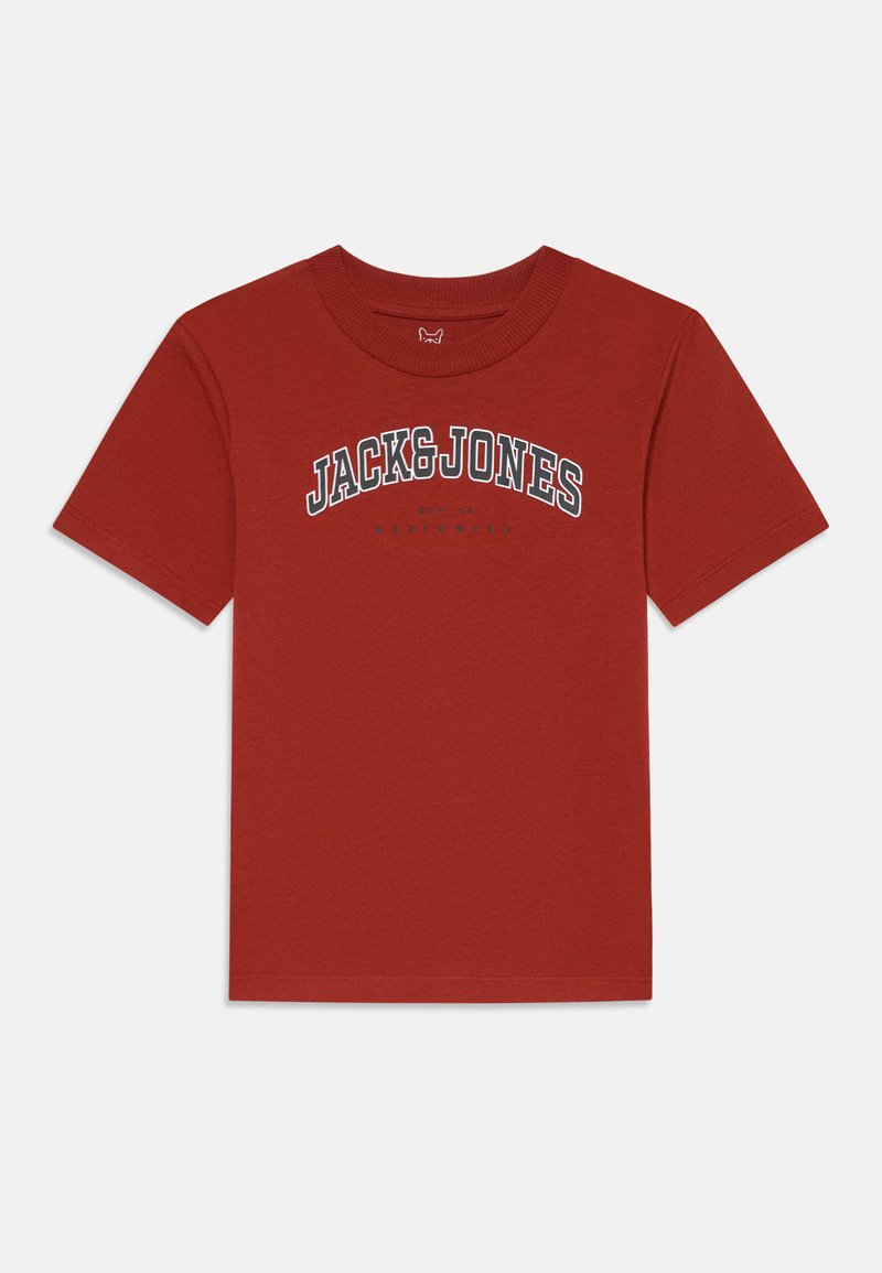 Červené tričko s krátkym rukávom s nápisom "JACK & JONES" vytlačeným veľkými bielymi a čiernymi písmenami po celej šírke hrudníka.