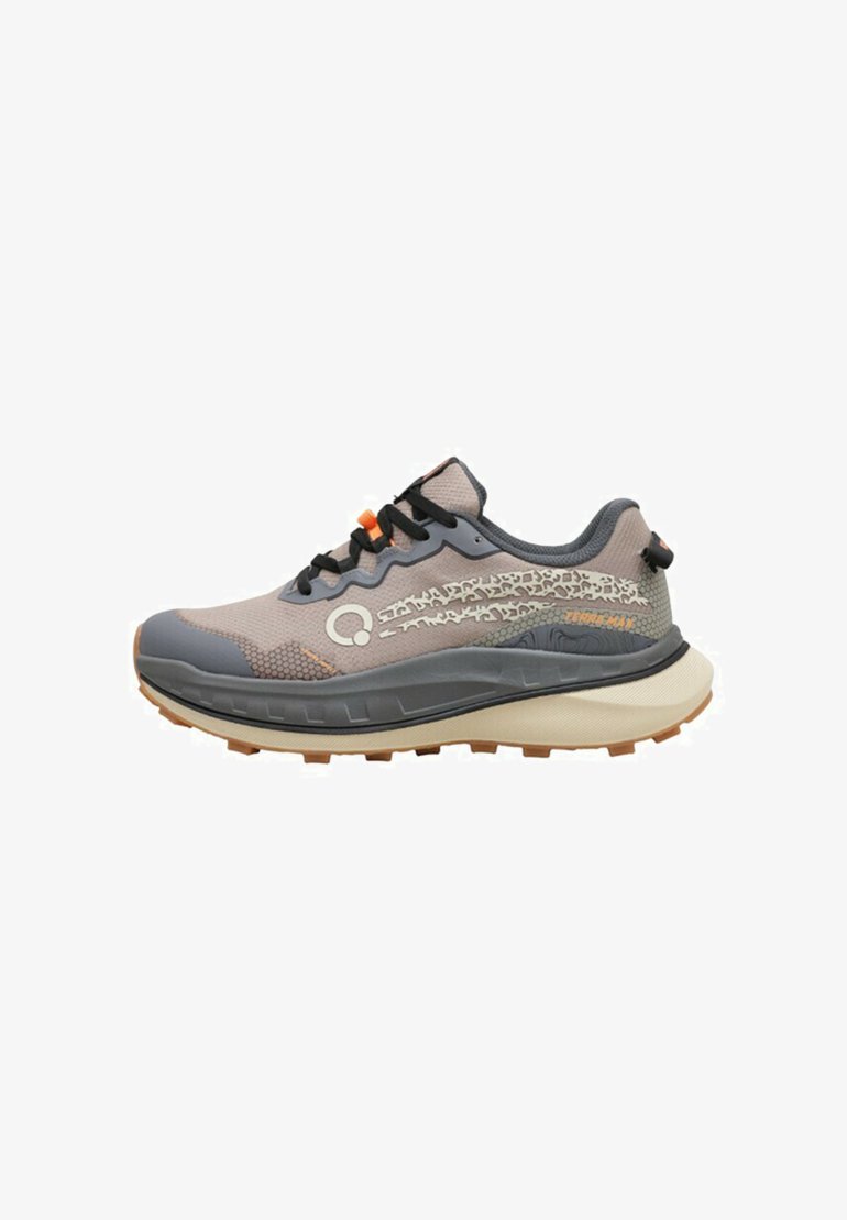 Chaussure de trail running avec une tige en mesh gris et beige, des superpositions texturées, un accent orange sur les lacets et une semelle en caoutchouc robuste pour une meilleure traction.