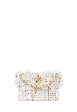Piccola pochette bianca in tweed con decorazioni floreali di perle, manico a catena dorata e una chiusura decorativa dorata sulla pattina frontale.