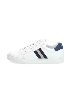 Sneaker blanche avec des rayures diagonales bleu marine et beige, en cuir lisse, semelle en caoutchouc texturée et système de laçage. Présente un accent au niveau du talon.