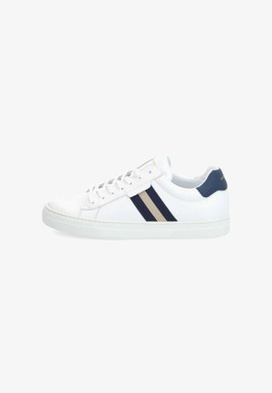 Sneaker blanche avec des rayures diagonales bleu marine et beige, en cuir lisse, semelle en caoutchouc texturée et système de laçage. Présente un accent au niveau du talon.